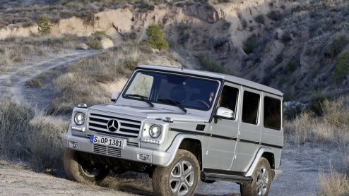 De wederom vernieuwde G-Klasse heeft prijskaartjes gekregen. Mercedes-Benz zet de iconische terreinauto met het eeuwige leven vanaf zo'n 157.000 euro in de prijslijst. Voor de G63 AMG moet 60 mille ex