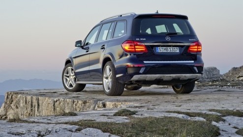 Het doek van de S-Klasse onder de SUVs is er af. Mercedes-Benz heeft de splinternieuwe generatie van de GL aan het publiek voorgesteld, waarin verbruiks- en gewichtreductie hand in hand zijn gegaan m