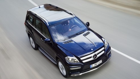 Het doek van de S-Klasse onder de SUVs is er af. Mercedes-Benz heeft de splinternieuwe generatie van de GL aan het publiek voorgesteld, waarin verbruiks- en gewichtreductie hand in hand zijn gegaan m