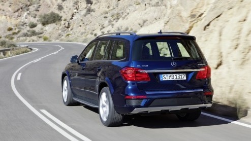 Het doek van de S-Klasse onder de SUVs is er af. Mercedes-Benz heeft de splinternieuwe generatie van de GL aan het publiek voorgesteld, waarin verbruiks- en gewichtreductie hand in hand zijn gegaan m