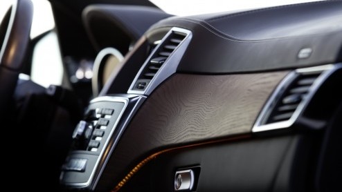 Het doek van de S-Klasse onder de SUVs is er af. Mercedes-Benz heeft de splinternieuwe generatie van de GL aan het publiek voorgesteld, waarin verbruiks- en gewichtreductie hand in hand zijn gegaan m