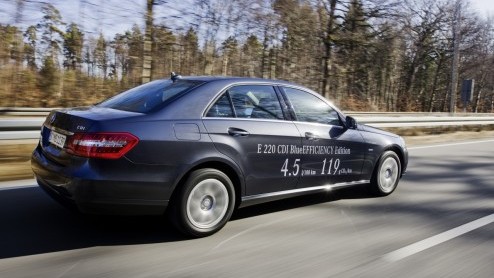 Nadat Mercedes-Benz het doek heeft getrokken van de E-Klasse dieselhybride komen de Duitsers met een gewone dieselvariant die op eigen kracht lekker zuinig is. De E 220 BlueEFFICIENCY Edition stoot sl