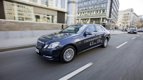 Nadat Mercedes-Benz het doek heeft getrokken van de E-Klasse dieselhybride komen de Duitsers met een gewone dieselvariant die op eigen kracht lekker zuinig is. De E 220 BlueEFFICIENCY Edition stoot sl