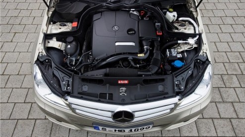 Mercedes introduceert een nieuwe 1.6 liter turbomotor in de C-Klasse. De viercilinder wordt al in de nieuwe B-Klasse geleverd en vormt een zuinige, doch krachtige basisvariant in de middenklasser. Zon