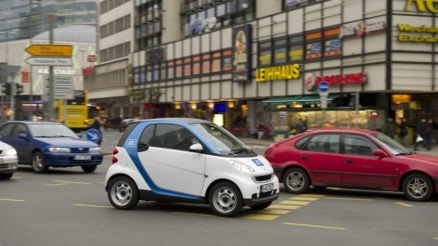 Het deelautoprogramma van Daimler 'car2go' gaat opnieuw (wereld)steden veroveren met smartjes. In navolging van Hamburg, Ulm en Dsseldorf zijn per 1 april zo'n duizend fortwo's in Berlijn beschikbaar
