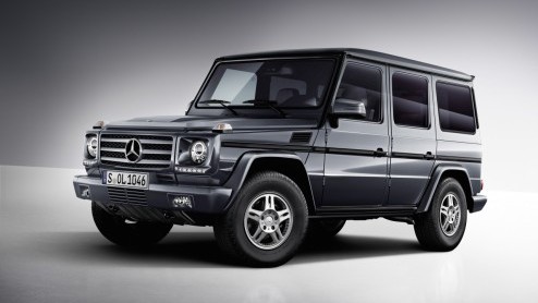 De Duitsers kunnen het niet laten en houden de G-Klasse in leven. Wat heet: de iconische terreinwagen wordt in- en uitwendig opgefrist, compleet met een ander interieur. Ook verwelkomt Mercedes-Benz d
