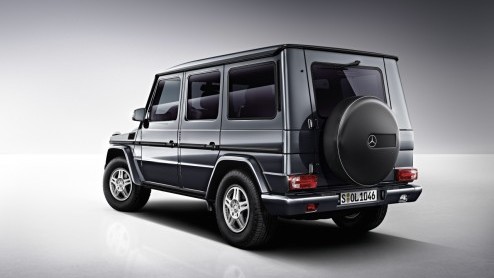 De Duitsers kunnen het niet laten en houden de G-Klasse in leven. Wat heet: de iconische terreinwagen wordt in- en uitwendig opgefrist, compleet met een ander interieur. Ook verwelkomt Mercedes-Benz d