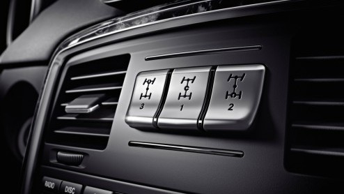 De wederom vernieuwde G-Klasse heeft prijskaartjes gekregen. Mercedes-Benz zet de iconische terreinauto met het eeuwige leven vanaf zo'n 157.000 euro in de prijslijst. Voor de G63 AMG moet 60 mille ex