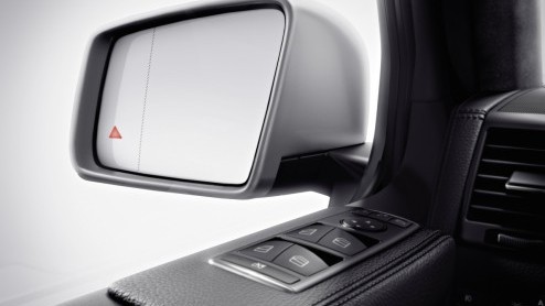 De wederom vernieuwde G-Klasse heeft prijskaartjes gekregen. Mercedes-Benz zet de iconische terreinauto met het eeuwige leven vanaf zo'n 157.000 euro in de prijslijst. Voor de G63 AMG moet 60 mille ex