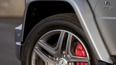 De wederom vernieuwde G-Klasse heeft prijskaartjes gekregen. Mercedes-Benz zet de iconische terreinauto met het eeuwige leven vanaf zo'n 157.000 euro in de prijslijst. Voor de G63 AMG moet 60 mille ex