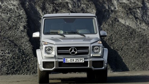 De wederom vernieuwde G-Klasse heeft prijskaartjes gekregen. Mercedes-Benz zet de iconische terreinauto met het eeuwige leven vanaf zo'n 157.000 euro in de prijslijst. Voor de G63 AMG moet 60 mille ex