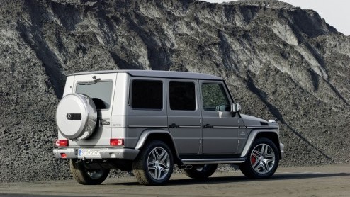 De wederom vernieuwde G-Klasse heeft prijskaartjes gekregen. Mercedes-Benz zet de iconische terreinauto met het eeuwige leven vanaf zo'n 157.000 euro in de prijslijst. Voor de G63 AMG moet 60 mille ex