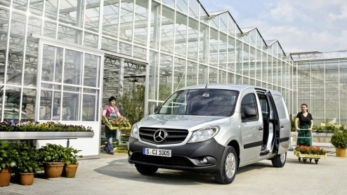 Eerder dan verwacht heet Mercedes-Benz de Citan bestelauto onthuld. En wel op de Nederlandse BedrijfsautoRAI, in een 'black box'. De op de Renault Kangoo gebaseerde bedrijfswagen heeft zoals verwacht