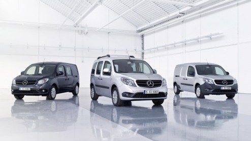 Eerder dan verwacht heet Mercedes-Benz de Citan bestelauto onthuld. En wel op de Nederlandse BedrijfsautoRAI, in een 'black box'. De op de Renault Kangoo gebaseerde bedrijfswagen heeft zoals verwacht