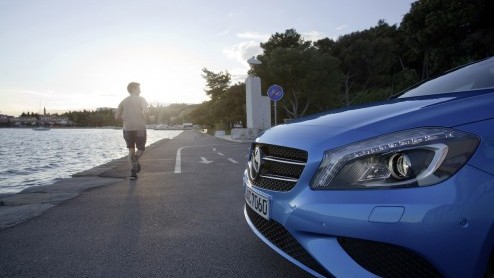 Mercedes-Benz zet in op groei. De nieuwe vijfdeurs A-Klasse geeft de aftrap om in het compacte segment nieuwe rijders aan te spreken en gooit het daarom over een hele andere boeg dan zijn voorganger.