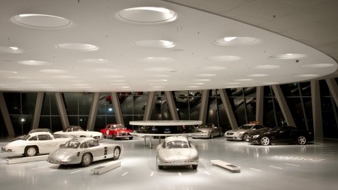 Het Mercedes-Benz Museum in Stuttgart heeft een speciale tentoonstelling geopend waarbij de SL centraal staat. Alle generaties uit de zestigjarige geschiedenis van het model zijn vertegenwoordigd, dus