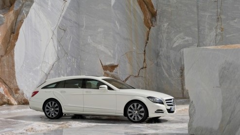 Mercedes-Benz heeft al een paar jaar autotentoonstellingen opgeluisterd met een telkens weer anders genoemde coup-stationcar die uiteindelijk CLS Shooting Brake is gaan heten. Om te zien even verru