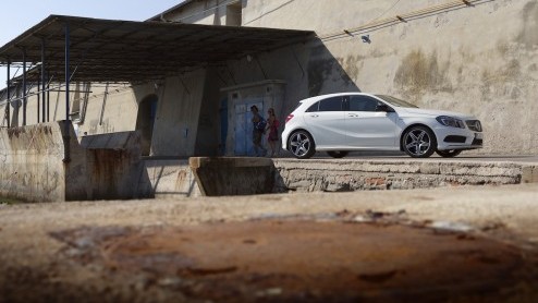 Mercedes-Benz zet in op groei. De nieuwe vijfdeurs A-Klasse geeft de aftrap om in het compacte segment nieuwe rijders aan te spreken en gooit het daarom over een hele andere boeg dan zijn voorganger.
