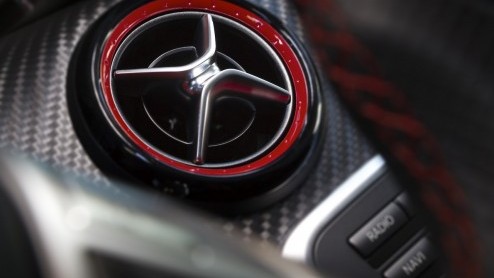 Mercedes-Benz zet in op groei. De nieuwe vijfdeurs A-Klasse geeft de aftrap om in het compacte segment nieuwe rijders aan te spreken en gooit het daarom over een hele andere boeg dan zijn voorganger.