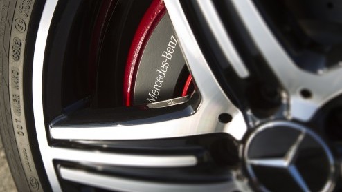 Mercedes-Benz zet in op groei. De nieuwe vijfdeurs A-Klasse geeft de aftrap om in het compacte segment nieuwe rijders aan te spreken en gooit het daarom over een hele andere boeg dan zijn voorganger.