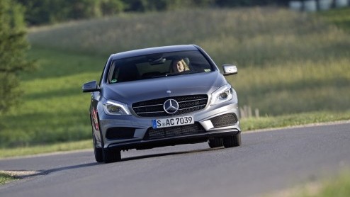 Mercedes-Benz zet in op groei. De nieuwe vijfdeurs A-Klasse geeft de aftrap om in het compacte segment nieuwe rijders aan te spreken en gooit het daarom over een hele andere boeg dan zijn voorganger.