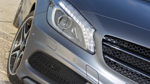 Mercedes-Benz zet in op groei. De nieuwe vijfdeurs A-Klasse geeft de aftrap om in het compacte segment nieuwe rijders aan te spreken en gooit het daarom over een hele andere boeg dan zijn voorganger.