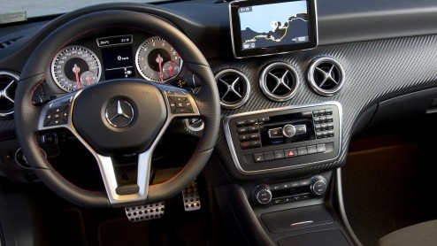 Mercedes-Benz zet in op groei. De nieuwe vijfdeurs A-Klasse geeft de aftrap om in het compacte segment nieuwe rijders aan te spreken en gooit het daarom over een hele andere boeg dan zijn voorganger.