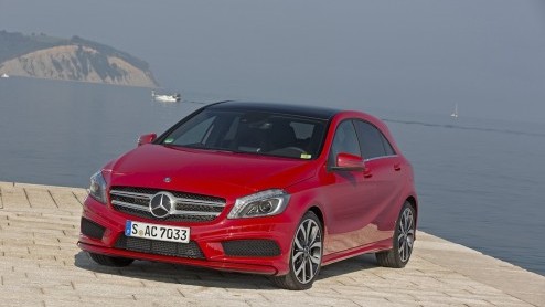 Mercedes-Benz zet in op groei. De nieuwe vijfdeurs A-Klasse geeft de aftrap om in het compacte segment nieuwe rijders aan te spreken en gooit het daarom over een hele andere boeg dan zijn voorganger.
