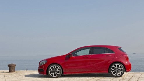Mercedes-Benz zet in op groei. De nieuwe vijfdeurs A-Klasse geeft de aftrap om in het compacte segment nieuwe rijders aan te spreken en gooit het daarom over een hele andere boeg dan zijn voorganger.