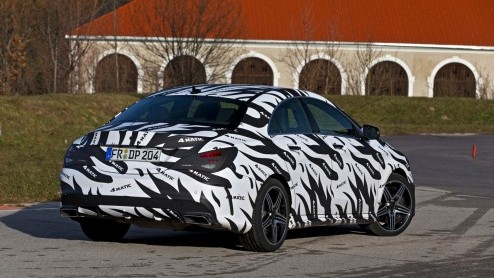 Mercedes-Benz heeft een nieuw type 4MATIC vierwielaandrijving ontwikkeld; bedoeld voor modellen met dwarsgeplaatste motor. Het systeem debuteert op de nieuwe CLA vierdeurscoup en kan zich helemaal ga