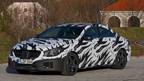 Mercedes-Benz heeft een nieuw type 4MATIC vierwielaandrijving ontwikkeld; bedoeld voor modellen met dwarsgeplaatste motor. Het systeem debuteert op de nieuwe CLA vierdeurscoup en kan zich helemaal ga