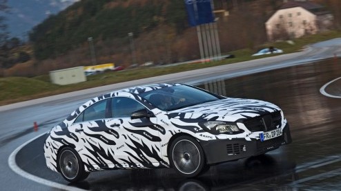 Mercedes-Benz heeft een nieuw type 4MATIC vierwielaandrijving ontwikkeld; bedoeld voor modellen met dwarsgeplaatste motor. Het systeem debuteert op de nieuwe CLA vierdeurscoup en kan zich helemaal ga