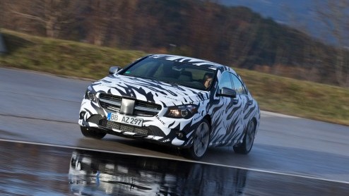 Mercedes-Benz heeft een nieuw type 4MATIC vierwielaandrijving ontwikkeld; bedoeld voor modellen met dwarsgeplaatste motor. Het systeem debuteert op de nieuwe CLA vierdeurscoup en kan zich helemaal ga