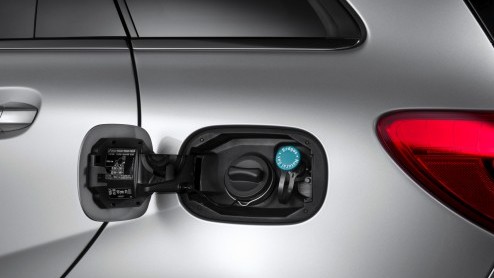 Nederland is weer een aardgasmodel rijker. Mercedes-Benz heeft de B 200 Natural Gas Drive aan het leveringsprogramma toegevoegd. De 2.0 liter turbomotor met 156 pk rijdt op aardgas (CNG) en benzine va