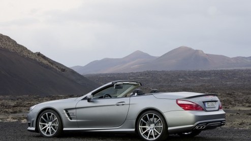 Lichter, krachtiger en zuiniger. De nieuwe Mercedes-Benz SL 63 AMG weet hoe de show te stelen in Genve. Dankzij de 5.5 liter V8 biturbomotor met maximaal 564 pk(!) kun je ook op de weg alle aandacht 