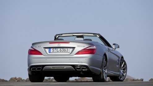 Lichter, krachtiger en zuiniger. De nieuwe Mercedes-Benz SL 63 AMG weet hoe de show te stelen in Genve. Dankzij de 5.5 liter V8 biturbomotor met maximaal 564 pk(!) kun je ook op de weg alle aandacht 