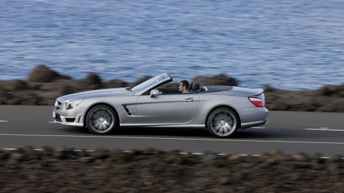 Lichter, krachtiger en zuiniger. De nieuwe Mercedes-Benz SL 63 AMG weet hoe de show te stelen in Genve. Dankzij de 5.5 liter V8 biturbomotor met maximaal 564 pk(!) kun je ook op de weg alle aandacht 
