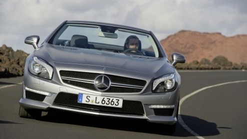 Lichter, krachtiger en zuiniger. De nieuwe Mercedes-Benz SL 63 AMG weet hoe de show te stelen in Genve. Dankzij de 5.5 liter V8 biturbomotor met maximaal 564 pk(!) kun je ook op de weg alle aandacht 