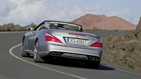 Lichter, krachtiger en zuiniger. De nieuwe Mercedes-Benz SL 63 AMG weet hoe de show te stelen in Genve. Dankzij de 5.5 liter V8 biturbomotor met maximaal 564 pk(!) kun je ook op de weg alle aandacht 