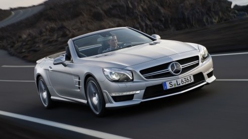 Lichter, krachtiger en zuiniger. De nieuwe Mercedes-Benz SL 63 AMG weet hoe de show te stelen in Genve. Dankzij de 5.5 liter V8 biturbomotor met maximaal 564 pk(!) kun je ook op de weg alle aandacht 