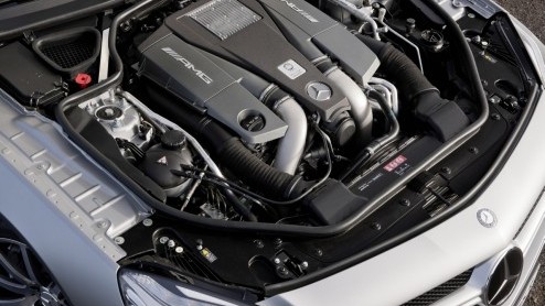 Lichter, krachtiger en zuiniger. De nieuwe Mercedes-Benz SL 63 AMG weet hoe de show te stelen in Genve. Dankzij de 5.5 liter V8 biturbomotor met maximaal 564 pk(!) kun je ook op de weg alle aandacht 