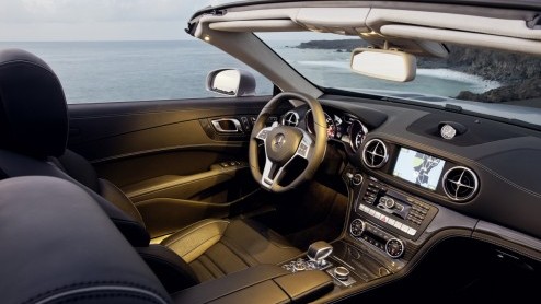 Lichter, krachtiger en zuiniger. De nieuwe Mercedes-Benz SL 63 AMG weet hoe de show te stelen in Genve. Dankzij de 5.5 liter V8 biturbomotor met maximaal 564 pk(!) kun je ook op de weg alle aandacht 