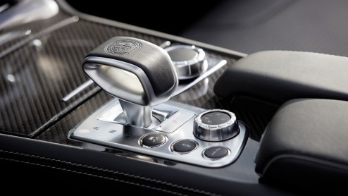 Lichter, krachtiger en zuiniger. De nieuwe Mercedes-Benz SL 63 AMG weet hoe de show te stelen in Genve. Dankzij de 5.5 liter V8 biturbomotor met maximaal 564 pk(!) kun je ook op de weg alle aandacht 