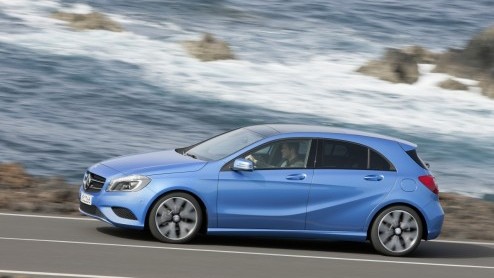 Daar is-ie dan nu echt. Helemaal. De nieuwe A-Klasse van Mercedes-Benz, een regelrechte concurrent van de nieuwe A3 en 1 Serie. Jetzt geht los! In september staat-ie in de showroom als Urban, Style of