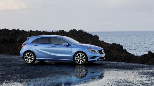 Daar is-ie dan nu echt. Helemaal. De nieuwe A-Klasse van Mercedes-Benz, een regelrechte concurrent van de nieuwe A3 en 1 Serie. Jetzt geht los! In september staat-ie in de showroom als Urban, Style of