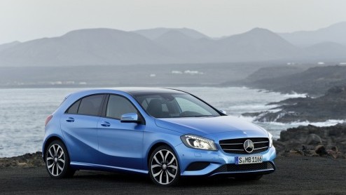 Daar is-ie dan nu echt. Helemaal. De nieuwe A-Klasse van Mercedes-Benz, een regelrechte concurrent van de nieuwe A3 en 1 Serie. Jetzt geht los! In september staat-ie in de showroom als Urban, Style of