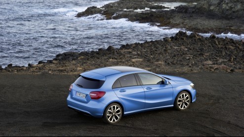 Daar is-ie dan nu echt. Helemaal. De nieuwe A-Klasse van Mercedes-Benz, een regelrechte concurrent van de nieuwe A3 en 1 Serie. Jetzt geht los! In september staat-ie in de showroom als Urban, Style of