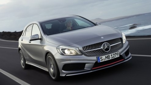 Daar is-ie dan nu echt. Helemaal. De nieuwe A-Klasse van Mercedes-Benz, een regelrechte concurrent van de nieuwe A3 en 1 Serie. Jetzt geht los! In september staat-ie in de showroom als Urban, Style of