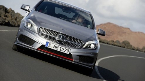 Daar is-ie dan nu echt. Helemaal. De nieuwe A-Klasse van Mercedes-Benz, een regelrechte concurrent van de nieuwe A3 en 1 Serie. Jetzt geht los! In september staat-ie in de showroom als Urban, Style of
