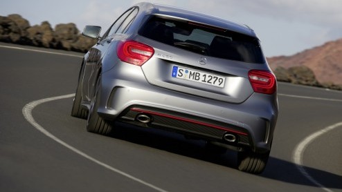 Daar is-ie dan nu echt. Helemaal. De nieuwe A-Klasse van Mercedes-Benz, een regelrechte concurrent van de nieuwe A3 en 1 Serie. Jetzt geht los! In september staat-ie in de showroom als Urban, Style of